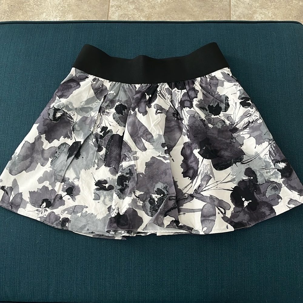 Skirt with pockets by EXPRESS, size Medium